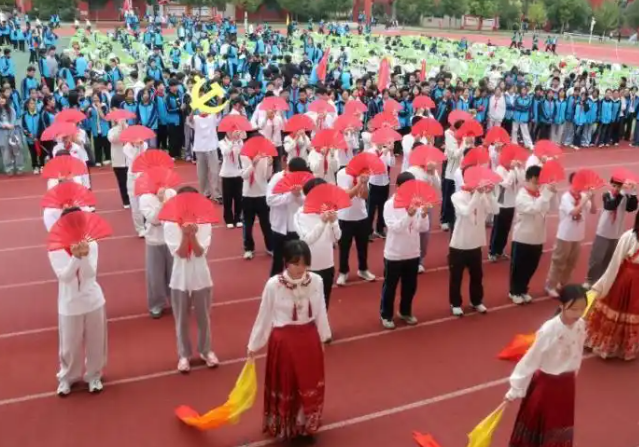 笃定中学的高一重生眉宇间有一股新学校新起点才有的锐气