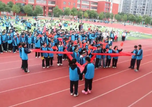 笃定中学的高一重生眉宇间有一股新学校新起点才有的锐气 笃定中学的高一重生眉宇间有一股新学校新起点才有的锐气