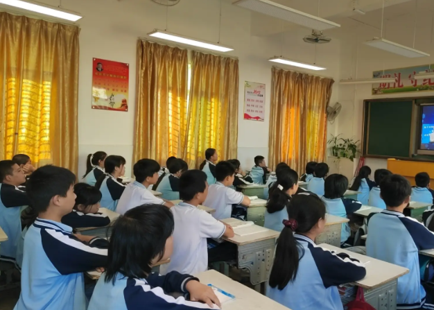 促进了学生多元发展课程供学生选修丰富了提高了学生艺术本质