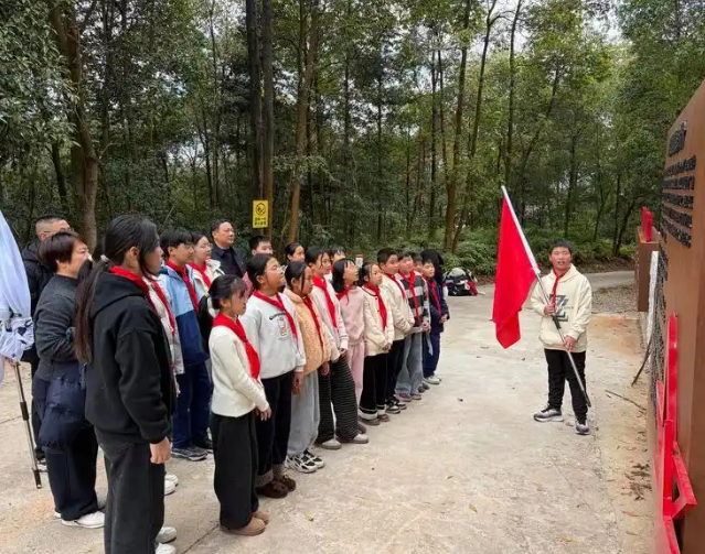 赤色血脉校园把山顶的革命留念亭转化为可感可触的德育讲堂