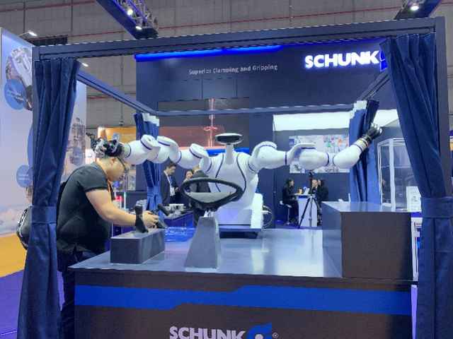 探秘进博会装备展：与最灵巧机械手玩包剪锤！