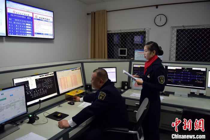  “90后”高铁女站长的“春运十二时辰”