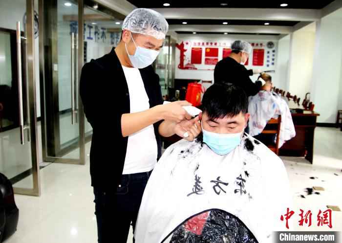  湖北孝昌：爱心理发师为一线抗“疫”人员义剪